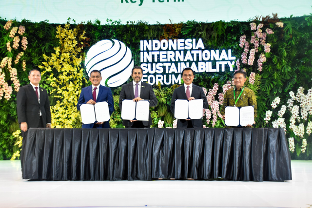 PLN lewat PLN Energi Primer Indonesia (PLN EPI) dan PLN Indonesia Power (PLN IP) tanda tangani kerja sama dengan PT Pupuk Indonesia dan ACWA Power pada Indonesia International Sustainability Forum (IISF) 2024 di Jakarta. Foto: Dok. PLN