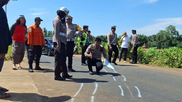 Polisi saat melakukan olah TKP kecelakaan mobil antar jemput sekolah yang menewaskan dua orang di Kota Manado, Sulawesi Utara.