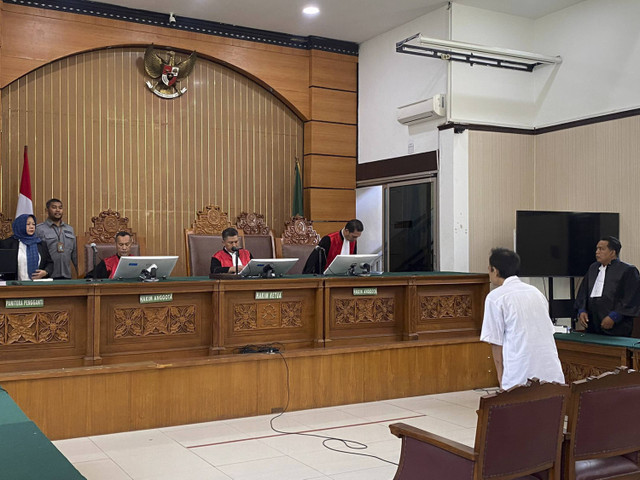 Ayah pembunuh empat anaknya di Jagakarsa, Jakarta Selatan, Panca Darmansyah (41) hadiri sidang vonis di Pengadilan Negeri Jakarta Selatan, Selasa (17/9/2024). Foto: Abid Raihan/kumparan