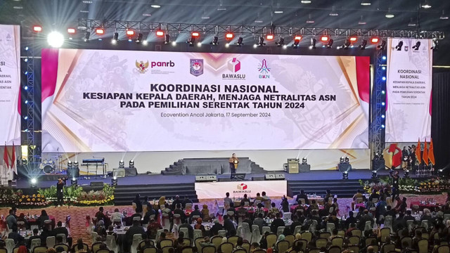 Ketua Bawaslu, Rahmat Bagja memberikan sambutan dalam acara Koordinasi Nasional Kesiapan Kepala Daerah, Menjaga Netralitas ASN pada Pemilihan Serentak Tahun 2024 di Ecovention Ancol, Jakarta Utara, Selasa (17/9/2024). Foto: Fadlan Nuril Fahmi/kumparan