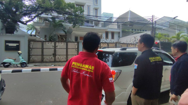 Tim Pengawas Ketenagakerjaan saat datangi kantor perusahaan animasi di Menteng, Jakarta Pusat, Selasa (17/9/2024). Foto: Rachmadi Rasyad/kumparan