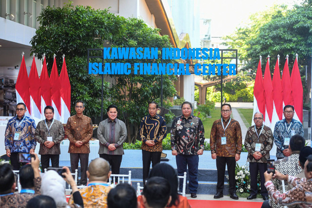 Presiden Joko Widodo berfoto bersama Menko Perekonomian Airlangga Hartarto, Menteri BUMN Erick Thohir, Wamen BUMN Kartika Wirjoatmodjo saat meresmikan Kawasan Indonesia Islamic Financial Center di gedung Menara Danareksa, Jakarta, Selasa (17/9/2024). Foto: Muhammad Adimaja/ANTARA FOTO