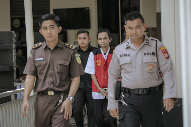 Panca Darmansyah pembunuh empat anak kandungnya tiba untuk jalani sidang putusan di Pengadilan Negeri Jakarta Selatan, Selasa (17/9/2024). Foto: Jamal Ramadhan/kumparan