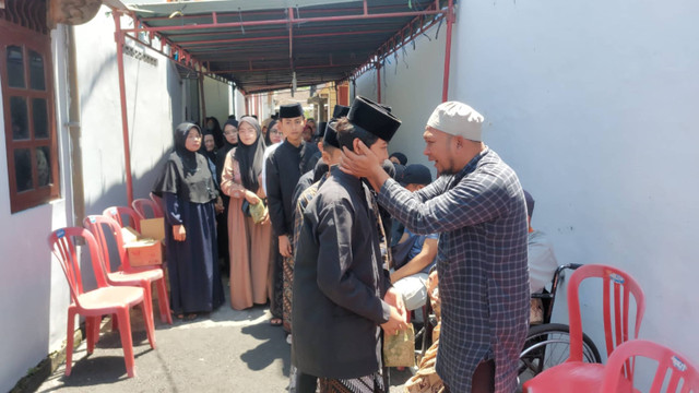 Rekan AKPW (13) melawat ke rumah duka di Kampung Pucangsawit RT 01/RW 14, Kelurahan Pucangsawit, Solo, Jawa Tengah, Senin (16/9/2024). Foto: kumparan