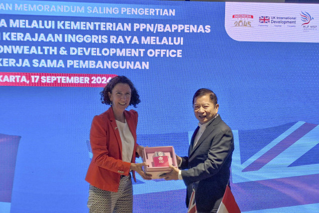 Penandatanganan Memorandum of Understanding Menteri Perencanaan Pembangunan/Kepala Bappenas Suharso Monoarfa bersama Menteri Pembangunan Inggris Anneliese Dodds di Menara Bappenas, Jakarta Selatan pada Selasa (17/9/2024). 
 Foto: Argya D. Maheswara/kumparan 