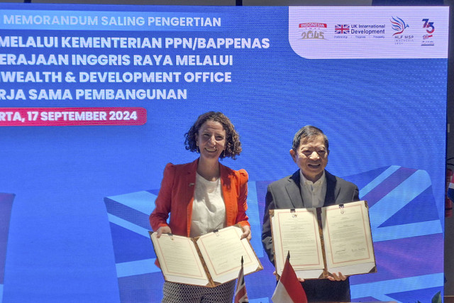 Penandatanganan Memorandum of Understanding Menteri Perencanaan Pembangunan/Kepala Bappenas Suharso Monoarfa bersama Menteri Pembangunan Inggris Anneliese Dodds di Menara Bappenas, Jakarta Selatan pada Selasa (17/9/2024). 
 Foto: Argya D. Maheswara/kumparan 