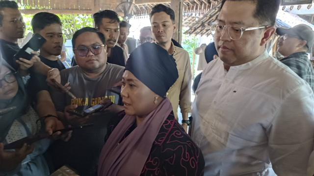 Luluk Nur Hamidah (baju batik hitam) dan Lukmanul Khakim (baju putih) di Joglo Merah Putih, Surabaya, Selasa (17/9/2024). Foto:  Farusma Okta Verdian/kumparan