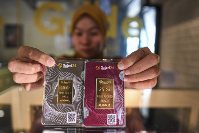 Penjual menunjukan emas logam dagangannya di gerai emas Gade, Jakarta, Selasa (17/9/2024). Foto: Muhammad Adimaja/ANTARA FOTO