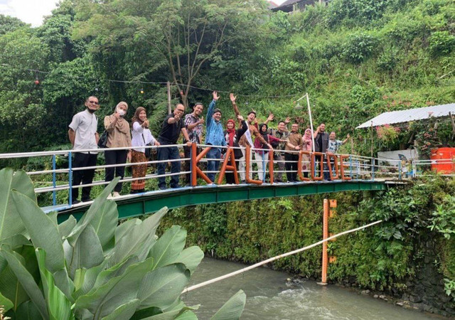 Pengunjung saat menikmati Sungai Code dari atas jembatan. FOto: istimewa