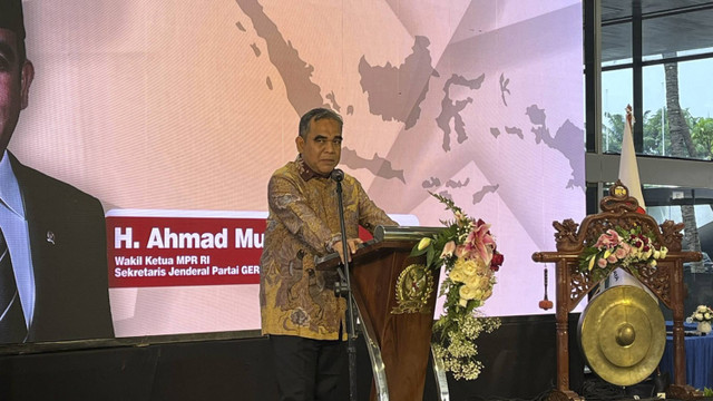 Wakil Ketua MPR RI Ahmad Muzani di pembukaan bazar UMKM Fraksi Gerindra di kompleks parlemen, Senayan, Jakarta, Selasa (17/9/2024). Foto: Haya Syahira/kumparan