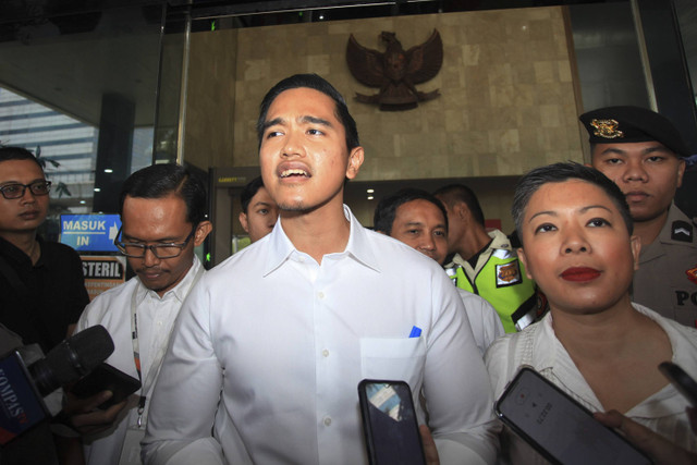 Kaesang Pangarep menjawab pertanyaan jurnalis usai memberikan klarifikasi terkait jet pribadi di Gedung ACLC KPK, Jakarta, Selasa (17/9/2024). Foto: RENO ESNIR/ANTARA FOTO 