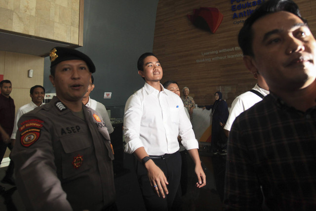 Ketua Umum Partai Solidaritas Indonesia (PSI) Kaesang Pangarep (tengah) berjalan usai memberikan klarifikasi terkait jet pribadi di Gedung ACLC Komisi Pemberantasan Korupsi (KPK), Jakarta, Selasa (17/9/2024). Foto: RENO ESNIR/ANTARA FOTO 