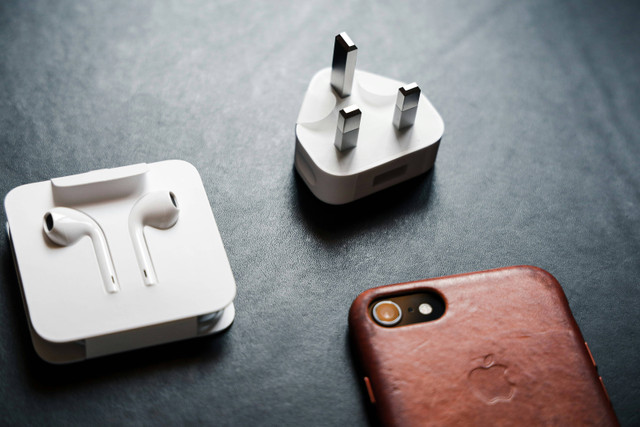 Charger adalah komponen yang penting bagi perangkat ponsel, termasuk iPhone. Foto: Unsplash.com