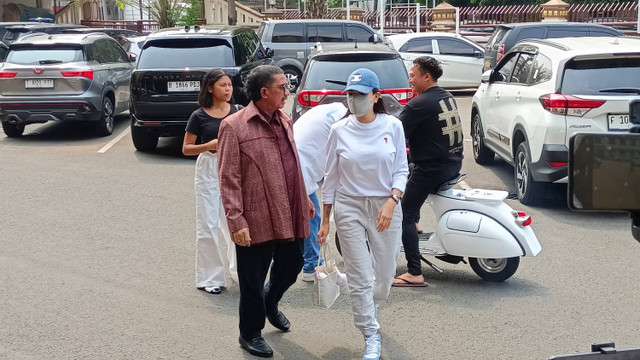 Nikita Mirzani Jalani Pemeriksaan di Polres Metro Jakarta Selatan. Foto: Aprilandika Pratama/kumparan