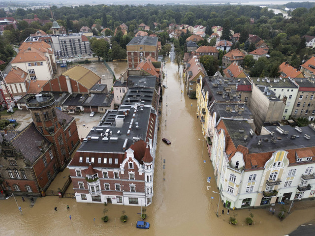 Pemandangan umum yang diambil oleh drone dari area banjir di tepi sungai Nysa Klodzka di Nysa, Polandia, Senin (16/9/2024). Foto: Kacper Pempel/REUTERS 