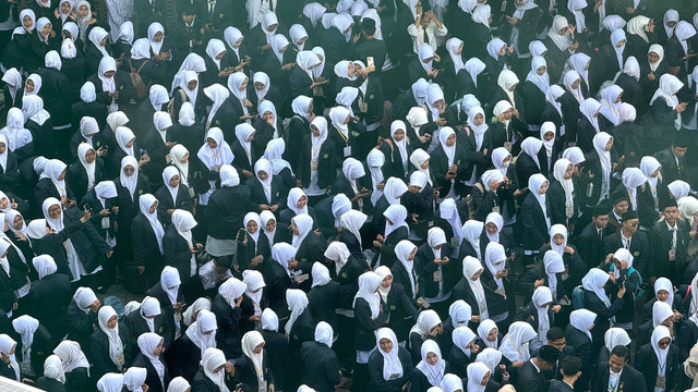 Kerumunan mahasiswa baru Universitas Aisyiyah Yogyakarta mengikuti acara pembukaan Masa Taaruf 2024 di depan Gedung Siti  Walidah, Universitas Aisyah Yogyakarta, Selasa (17/9). Foto: Arif UT/Pandangan Jogja