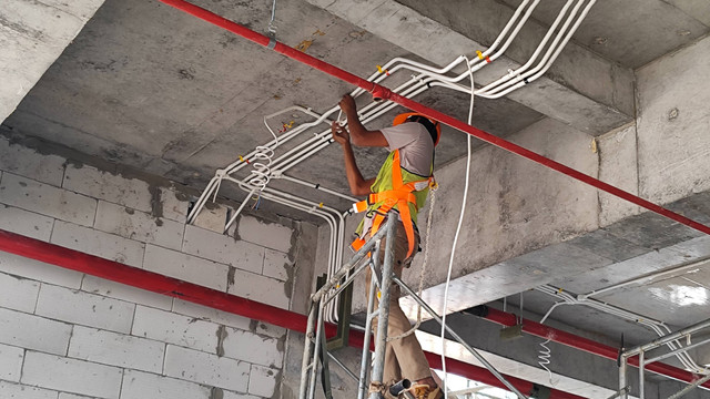 Pemasangan sistem jaringan instalasi Mechanical, Electrical, and Plumbing (MEP). Foto berikut merupakan dokumen pribadi yang diambil pada proyek Gedung Science Techno Park Pekalongan.