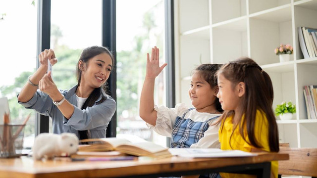 Ilustrasi anak belajar di sekolah. Foto: Shutterstock