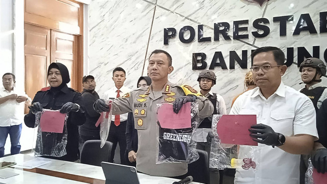 Kapolrestabes Kota Bandung, Kombes Pol Budi Sartono, menunjukkan barang bukti pelaku Daini Jarjas, Selasa (17/9/2024). Foto: Robby Bouceu/kumparan