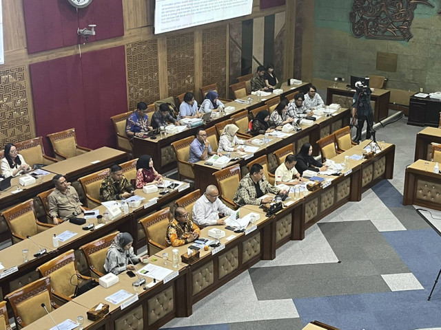 Rapat kerja Komisi X DPR RI membahas naturalisasi Mees Hilgers dan Eliano Reijnders di Gedung DPR/MPR RI, Jakarta, Selasa (17/9/2024). Foto: Azrumi El Ghazali/kumparan