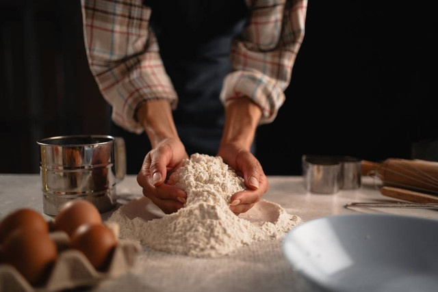 Ilustrasi menggunakan tepung untuk baking. Foto: Shutterstock