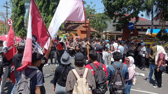 Gerakan Mahasiswa Nasional Indonesia (GMNI) Cirebon, saat demo di gedung DPRD Kabupaten Cirebon. Foto: Tarjoni/Ciremaitoday