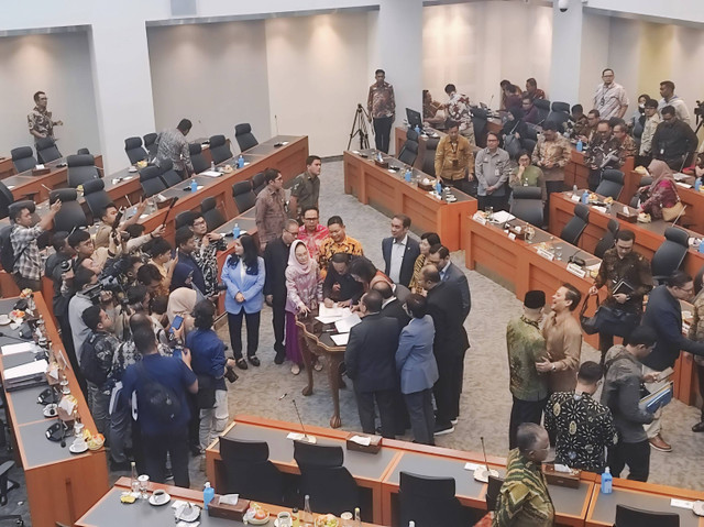 Menteri Keuangan Sri Mulyani di Rapat Kerja Banggar DPR RI, Selasa (17/9/2024). Foto: Ave Airiza Gunanto/kumparan