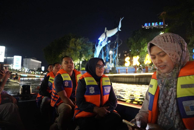 Wali Kota Surabaya Eri Cahyadi saat menjajal wisata susur sungai Kalimas. Foto: Diskominfo Surabaya