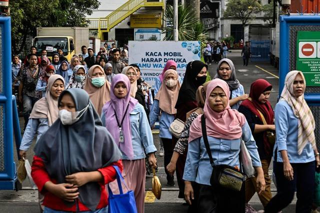 Sejumlah buruh berjalan pulang di salah satu pabrik di Kota Tangerang, Jumat (17/11/2023). Foto: Sulthony Hasanuddin/ANTARA FOTO. Sumber: Kumparan.