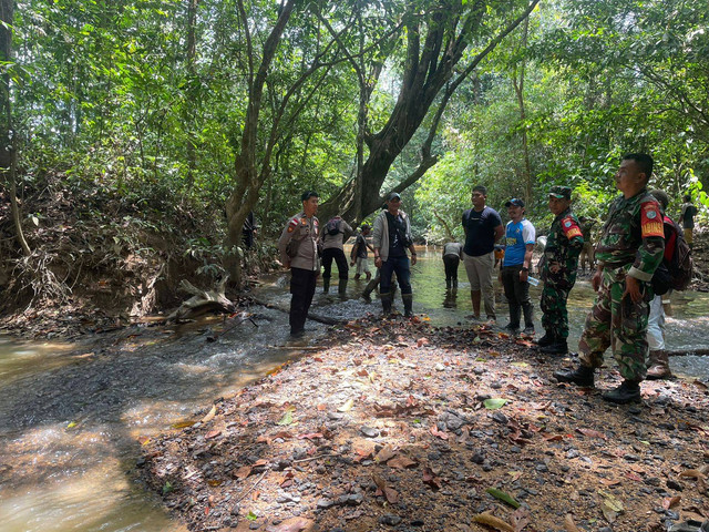 Petugas gabungan melakukan patroli ke lokasi PETI di Desa Mugum, Kecamatan Subah, Kabupaten Sambas. Foto: Dok. Polres Sambas