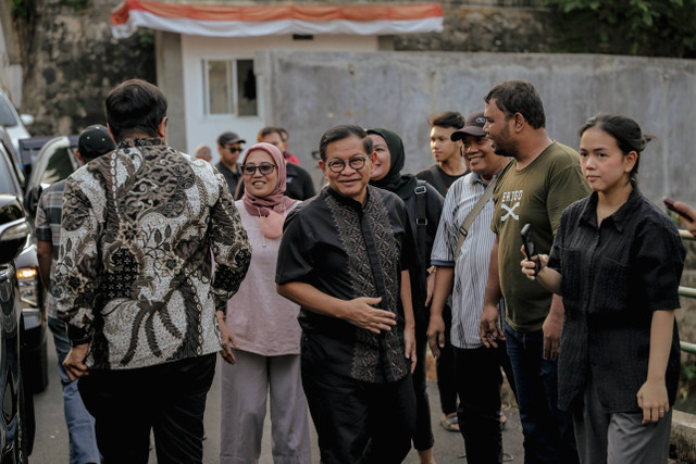 Calon Gubernur Jakarta Pramono Anung mengunjungi pemukiman warga di Jalan Kemang Timur XI, Kelurahan Bangka, Kecamatan Mampang Prapatan, Jakarta Selatan, Selasa (17/9/2024). Foto: Jamal Ramadhan/kumparan