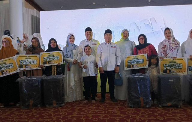 AJP dan ASLI memberikan hadiah umrah gratis kepada warga Kendari.