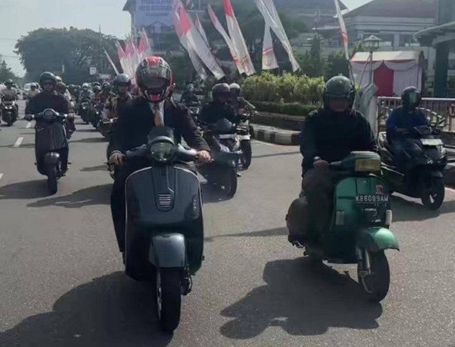 Andy Kurniawan pakai motor Vespa menuuju ke pelantikan DPRD Kubu Raya. Foto: Dok. Istimewa