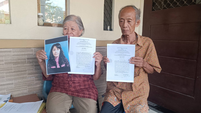 Pasangan lansia Maria Lucia Setyowati dan Muin, warga Jalan Tenggilis Lama, Surabaya, yang ditipu oleh mantan penghuni kosnya, Tri Ratna Dewi. Foto:  Farusma Okta Verdian/kumparan