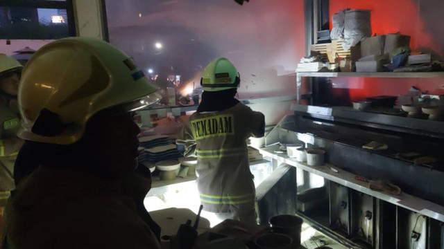 Penanganan kebakaran di Restoran Ba Li Ren yang berada di Jalan Mega Kuningan Barat, Kelurahan Kuningan Timur, Jakarta Selatan, pada Selasa (17/9/2024). Foto: Rachmadi Rasyad/kumparan