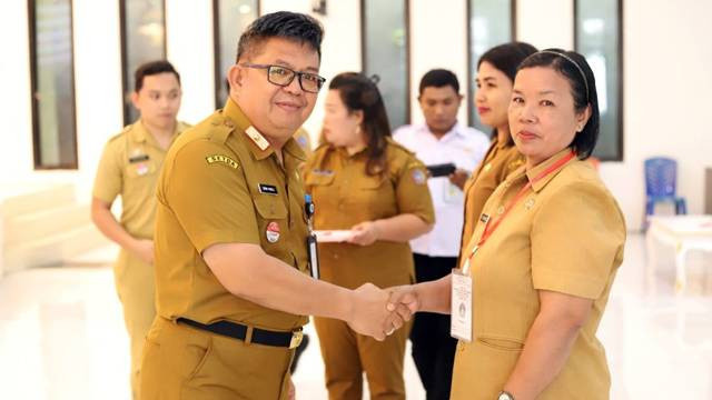 Sekretaris Daerah Kabupaten Sitaro, Denny D Kondoj, saat pembukaan kegiatan bimbingan teknis penerapan kurikulum merdeka tingkat PAUD dan Pendidikan non formal.