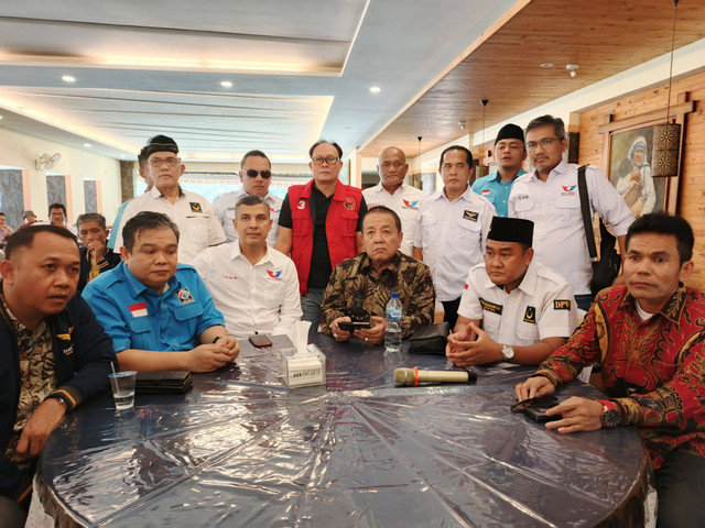 Bakal calon gubernur Lampung, Arinal Djunaidi bersama perwakilan pimpinan partai non-parlemen yang mendukung | Foto : Eka Febriani / Lampung Geh