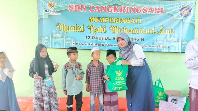 Pembagian pakte sembako dari Baznas kepada yatim dan dhuafa di SDN Cangkringsari