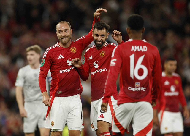 Selebrasi Christian Eriksen, Bruno Fernandes, dan Amad Diallo saat Manchester United vs Barnsley dalam laga Ronde 3 Piala Liga Inggris 2024/25 di Stadion Old Trafford, Rabu (18/9) dini hari WIB. Foto: Action Images via Reuters/Jason Cairnduff