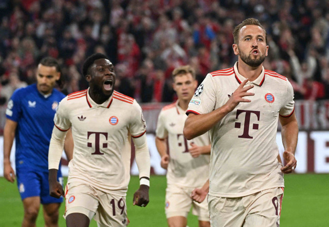 Selebrasi Alphonso Davies dan Harry Kane saat Bayern Muenchen vs Dinamo Zagreb dalam matchday pertama Liga Champions 2024/25 di Allianz Arena, Rabu (18/9) dini hari WIB. Foto: REUTERS/Angelika Warmuth