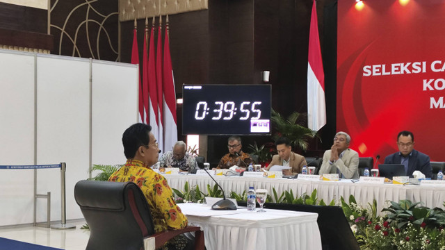 Wakil Ketua KPK, Johanis Tanak, menjalani tes wawancara capim KPK di Kemensetneg, Jakarta Pusat, Rabu (18/9/2024). Foto: Jonathan Devin/kumparan