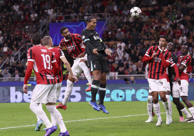 Pemain Liverpool Virgil van Dijk mencetak gol pada pertandingan Liga Champions antara AC Milan vs Liverpool di San Siro, Milan, Italia, Rabu (18/9/2024) dini hari. Foto: Claudia Greco/REUTERS