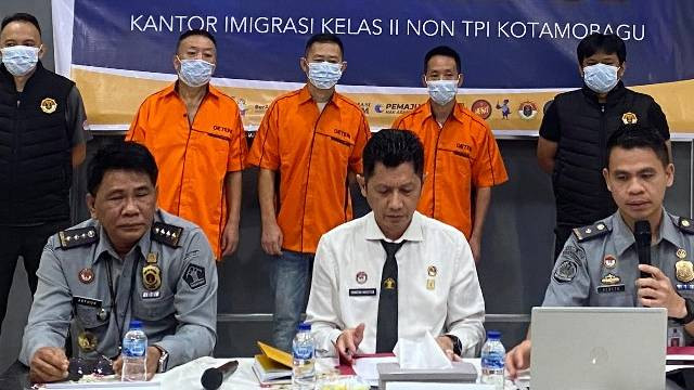 Kantor Imigrasi Kelas II Non TPI Kotamobagu, saat merilis penangkapan 3 orang WN China yang menyalahgunakan izin tinggal dan melakukan aktivitas pengujian sampel tambang secara ilegal.