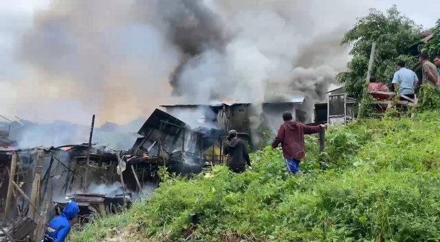 Kebakaran kembali melanda Sintang pagi ini. Foto: Yus Rizal/Hi!Pontianak