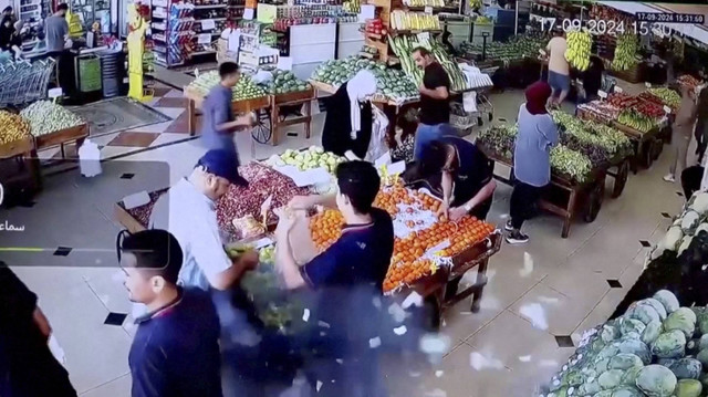 Tas seorang pria bertopi meledak di sebuah supermarket ketika pager yang mereka gunakan untuk berkomunikasi meledak di seluruh Lebanon, menurut sumber keamanan, di Beirut, Lebanon, Selasa (17/9/2024). Foto: Mohamed Azakir/REUTERS 