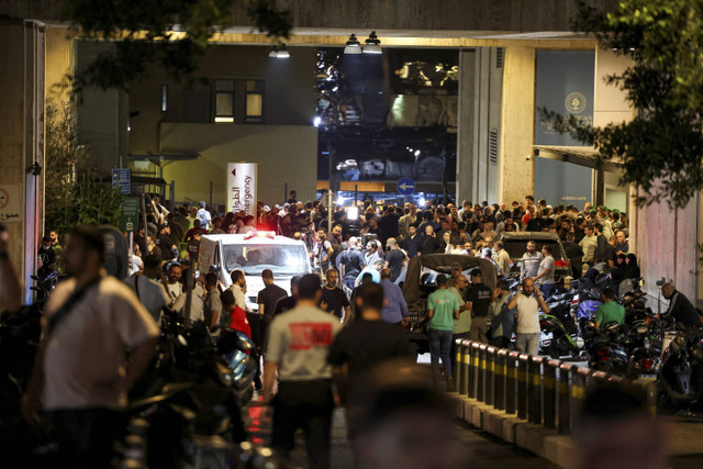 Orang-orang berkumpul di luar American University of Beirut Medical Center (AUBMC) ketika pager yang mereka gunakan untuk berkomunikasi meledak di seluruh Lebanon, menurut sumber keamanan, di Beirut, Lebanon, Selasa (17/9/2024). Foto: Mohamed Azakir/REUTERS 