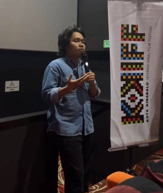 Bagas yang sedang melakukan presentasi di Kota Kinabalu International Film Festival, Malaysia (Dok. Istimewa)