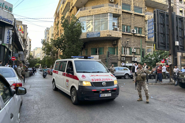 Sebuah ambulans bergegas membawa orang-orang yang terluka ke rumah sakit ketika pager yang mereka gunakan untuk berkomunikasi meledak di seluruh Lebanon, menurut sumber keamanan, di Beirut, Lebanon, Selasa (17/9/2024). Foto: Anwar Amro/AFP