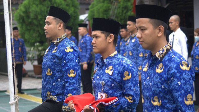 Pegawai Negeri Sipil di Rutan Pandeglang Mengenakan Pakaian Korpri Saat Upacara Hari Korps Pegawai Republik Indonesia