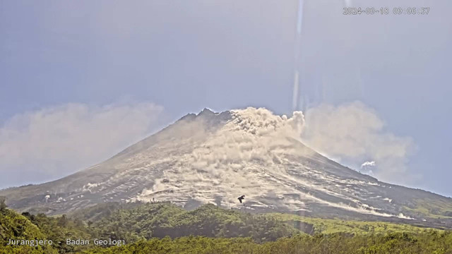 Gunung Merapi keluarkan awan panas guguran pada Rabu (18/9/2024). Foto: Dok. BPPTKG